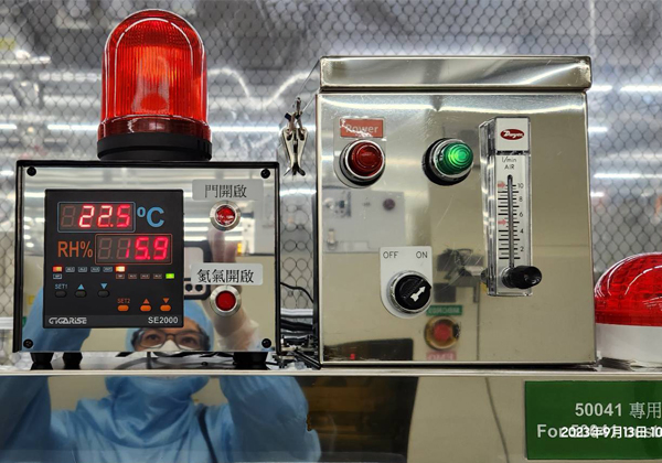 SE4600-溫溼度出線型2m免配線控制器-壁掛牆式三色背光