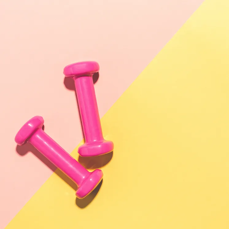 銀髮族居家運動不需昂貴設備，只需準備輕量啞鈴或彈力繩等