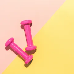 銀髮族居家運動不需昂貴設備,只需準備輕量啞鈴或彈力繩等