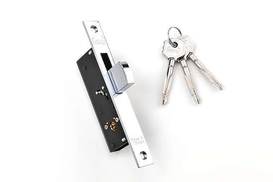 Cross key deadbolt lock