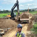 土木工程現場管理：打坪土尾與砂石車調度是工期關鍵？