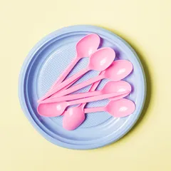 透過客製化服務，連鎖店可以選擇符合品牌識別色的餐具