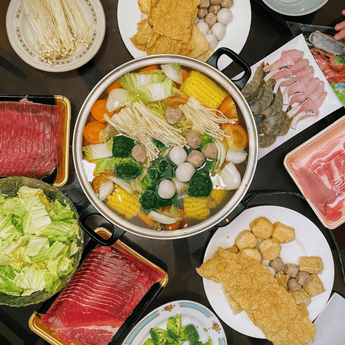 涮涮鍋的桌面常因加湯、沾醬噴灑而顯得雜亂，客製化餐墊紙能解決