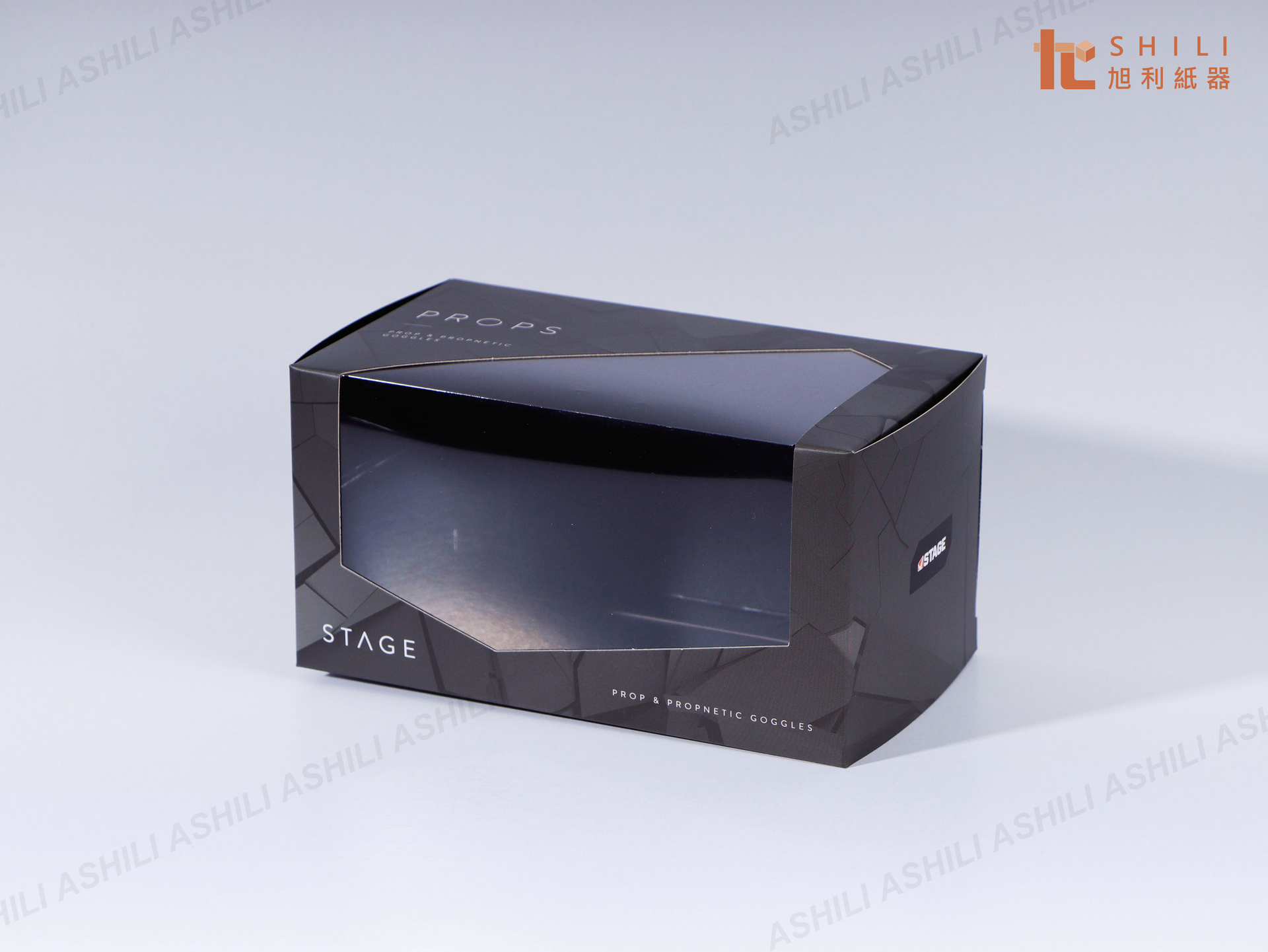 深棕色霧面的開窗紙盒，設計簡約且時尚，具備清晰的大型開窗，能