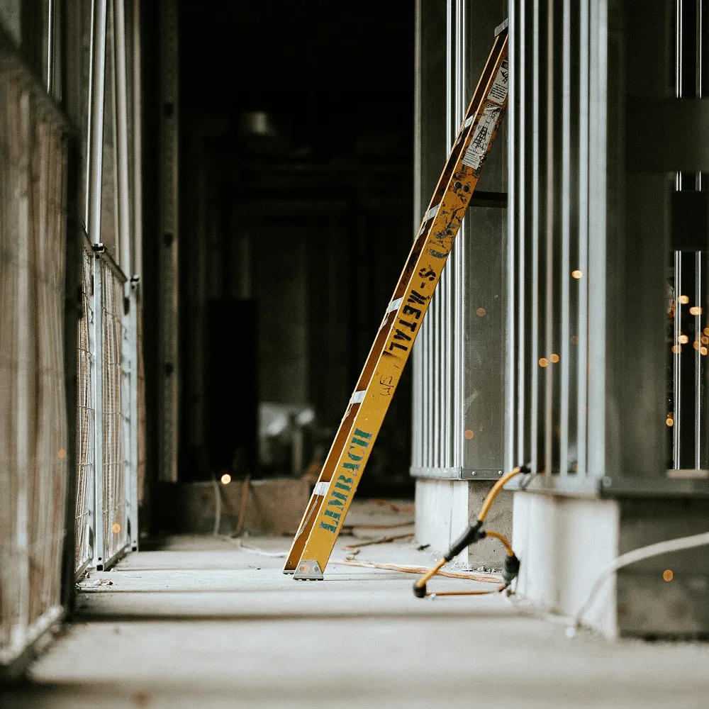 面對高密度混凝土，普通鐵釘或一般的木工裝潢釘針絕對無法勝任