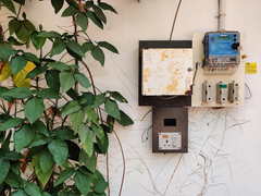 水電系統多為隱藏式設計,管線與配電通常埋藏於牆內或地板下