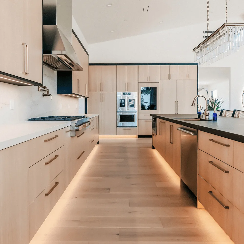 專業的廚櫃底燈設計應採用無光點硬條燈