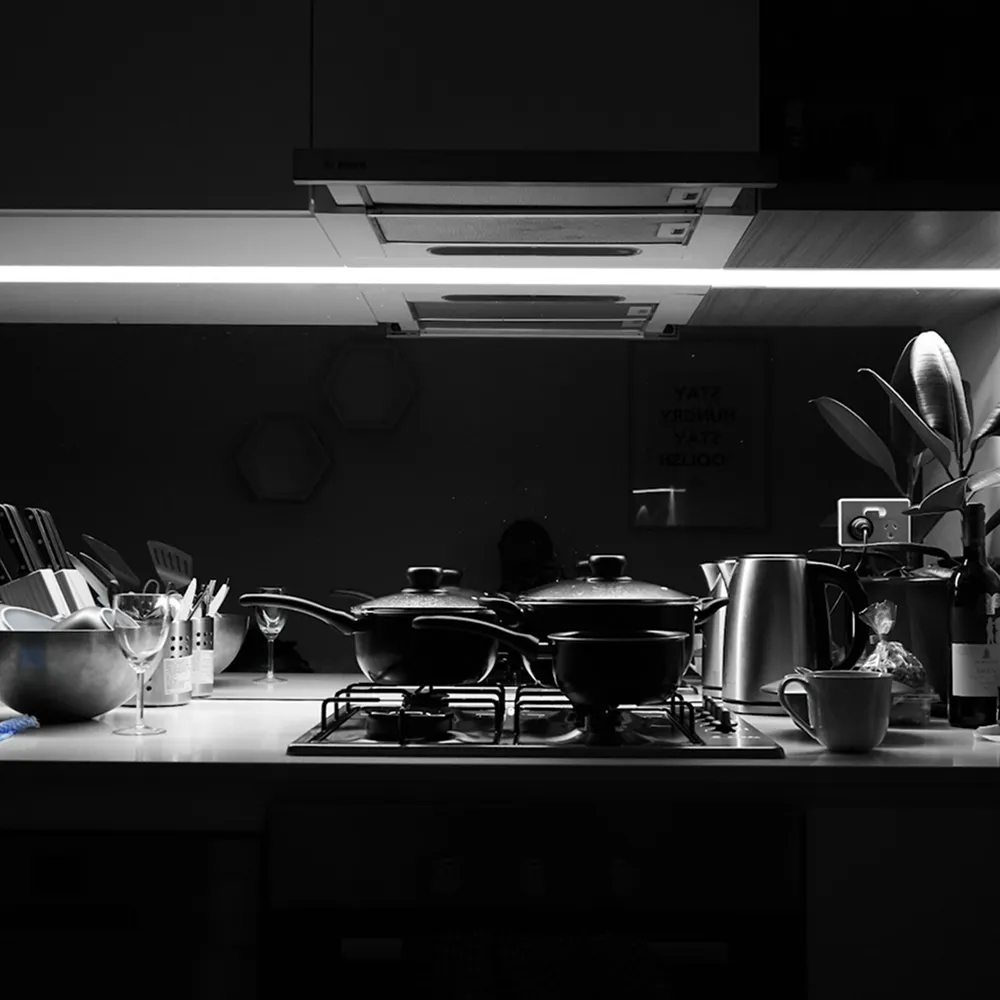 透過展示櫃燈條設計，將焦點集中在精緻的酒杯或器皿上