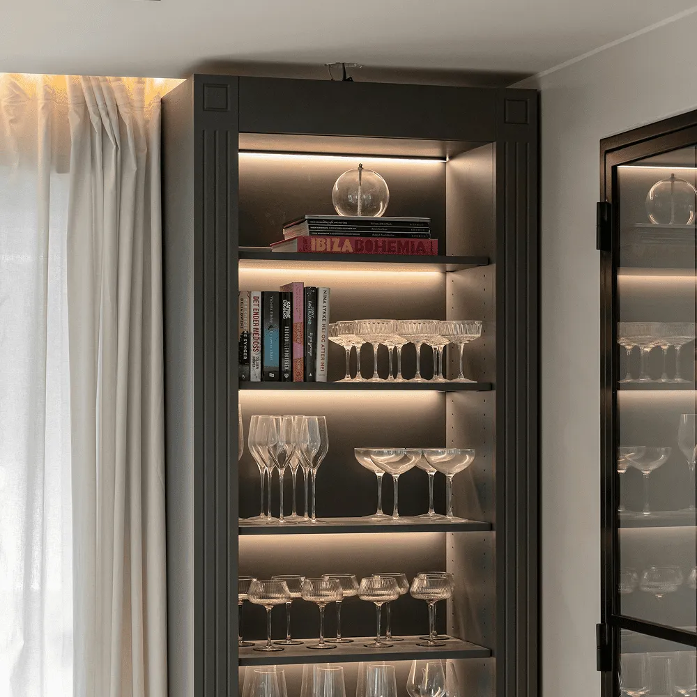 針對玻璃瓶裝的名酒或香水，間接照明燈條 的運用至關重要。