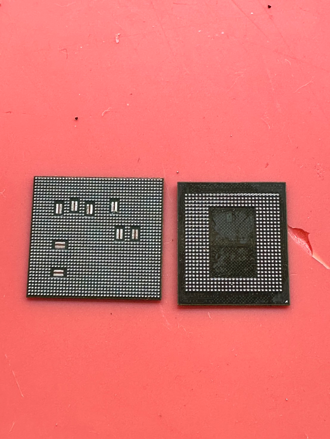 植錫後的CPU(左)與ROM(右)