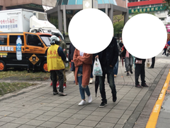 行人派發海報
