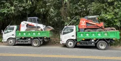 合法廢棄物清運車2台及山貓2台
