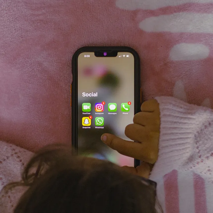 在曖昧初期,許多女生會刻意「放慢回覆速度」來測試你的反應