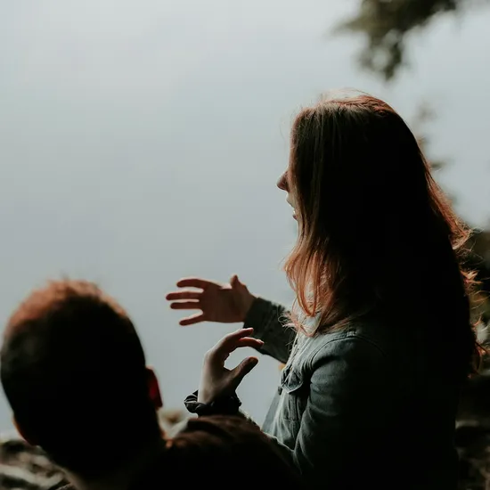 剛認識女生怎麼聊天？戀愛顧問教你五大破冰話題