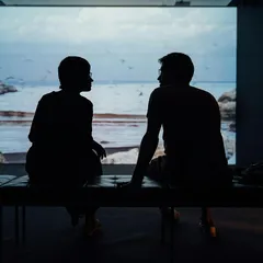 懂得加入幽默聊天話題,能讓對方放鬆,快速拉近心理距離