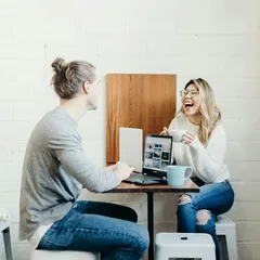 你不是要「讓她喜歡你」,而是要讓女生喜歡跟你聊天