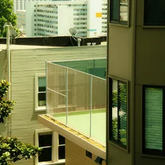 安裝陽台防護網不再只是大樓管委會的規範，更是家長與飼主的責任