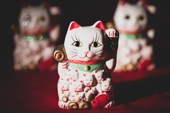 相較於一般風水擺件，文創商品的特色在於兼具美學與文化意涵