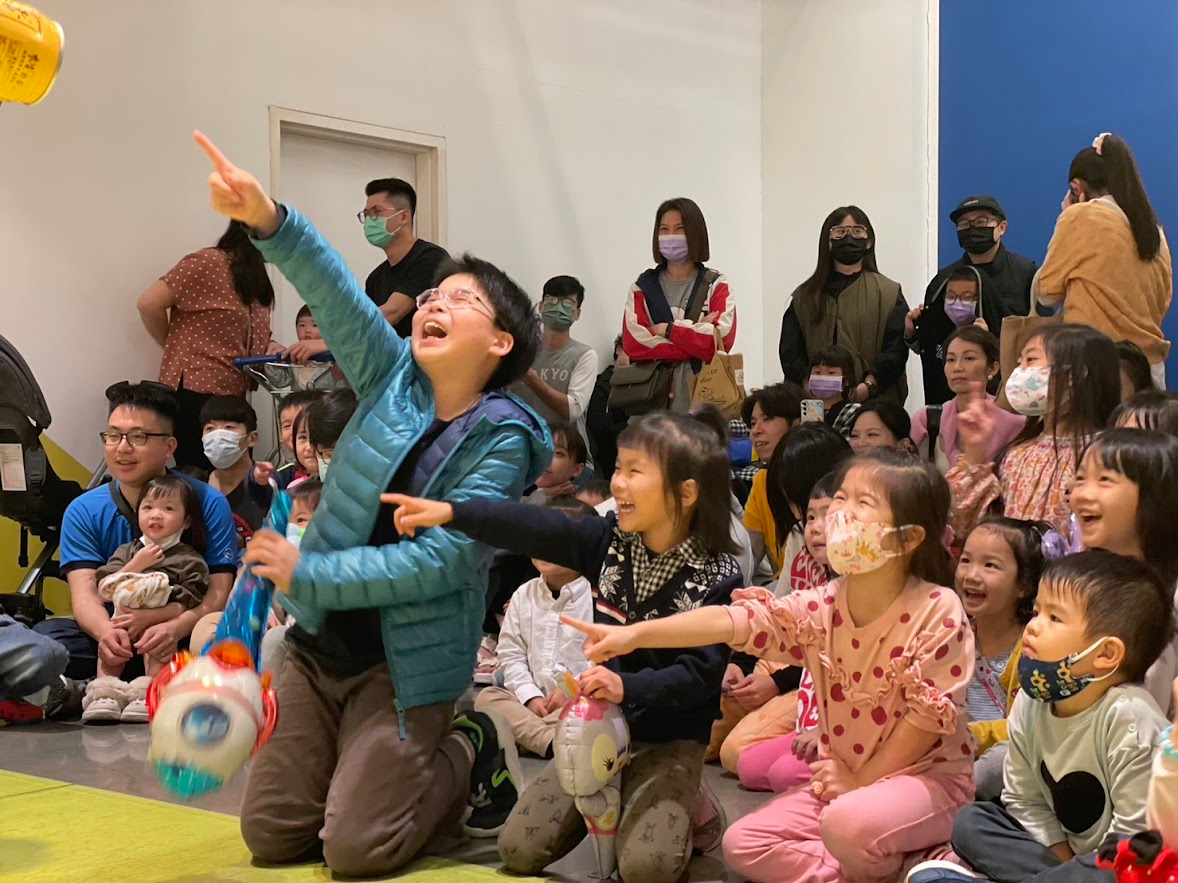氣球魔術表演爆笑十足