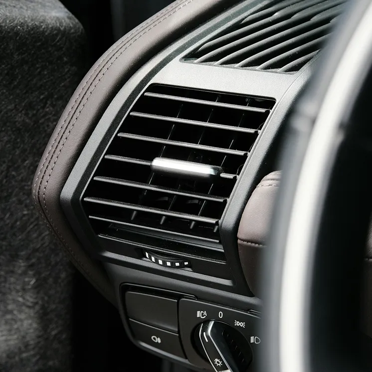 雖然車窗緊閉看似安全,其實車內仍有大量污染來源