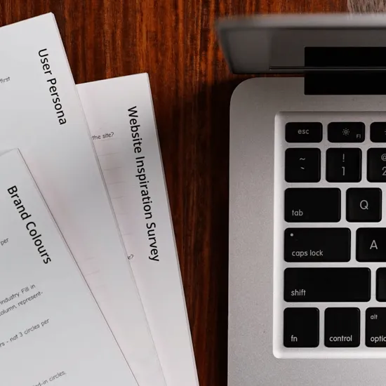 股市報價與交易系統：資訊設備經銷如何建構穩定的金融