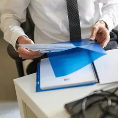 辦理設立公司行號時，設定金額應考量未來六個月至一年的預計支出