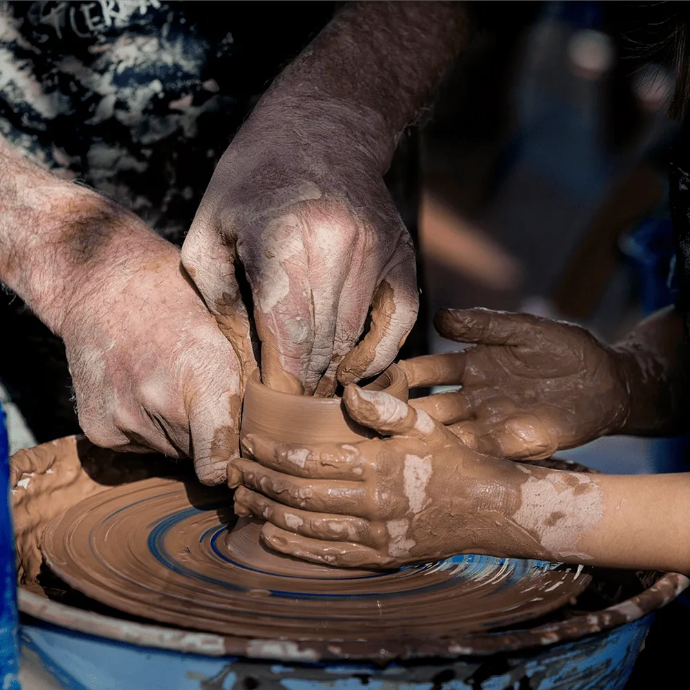 在手捏陶體驗的過程中，能有效訓練手部的小肌肉群與手眼協調