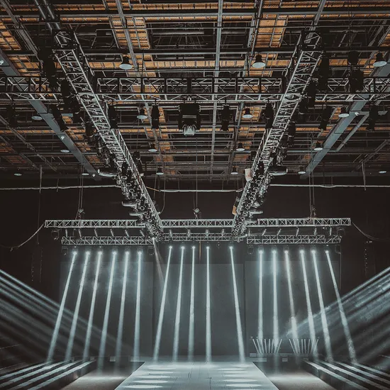 舞台燈光租借：如何根據場地選對音響設備與舞台特效