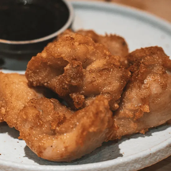 日式炸雞酥脆多汁秘訣：粉漿比例與油溫控管全解析