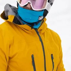 在挑選滑雪服時，首要關注的是雪衣材質挑選