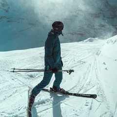 高端的專業滑雪外套強調「動態美學」