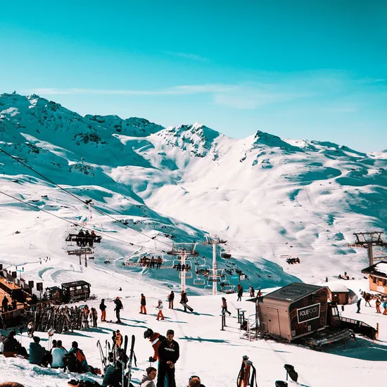 全球滑雪場風格與雪衣挑選：歐洲、日本、美國氣候解析