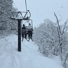 在日本滑雪，雪衣材質挑選的核心在於「極高的防水性」
