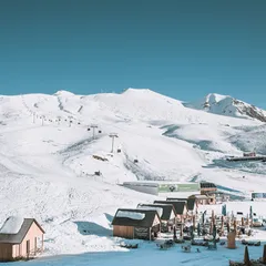 歐洲盛行滑雪後社交，因此在穿搭上需兼顧機能與時尚