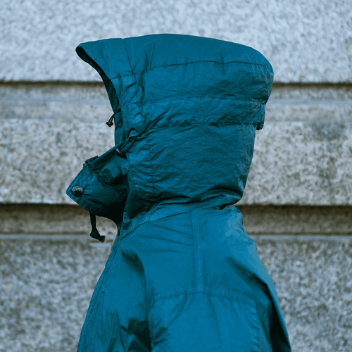 當冬季寒流來襲，一件高品質的防水羽絨外套無疑是值得投資的單品