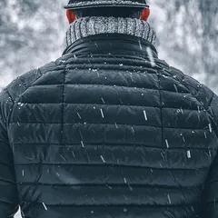 要挑選出一件防風防水外套，關鍵在於保暖度、膨鬆度與防水性能