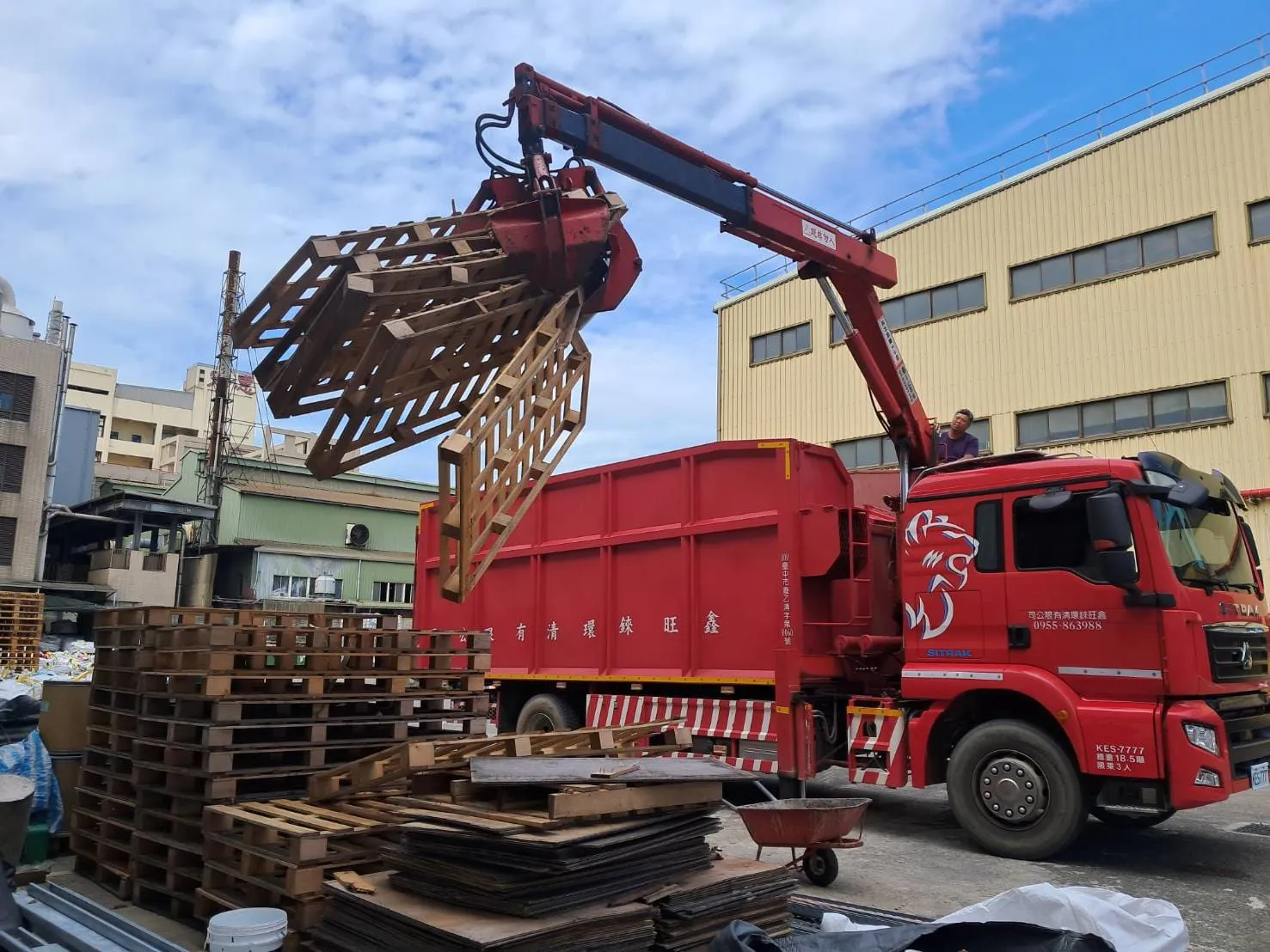 堆積如山的隱形絆腳石：廠區動線與法規的雙重壓力