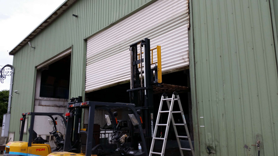 鐵捲門脫軌捲入下不來門片變形維修保養 名將鎖匙行