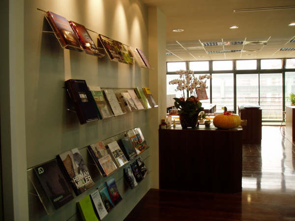 門市內部-新書區